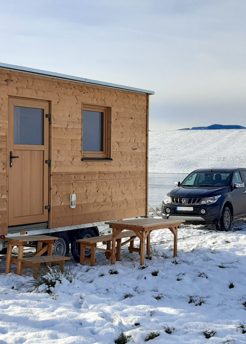 Umlaufend leichter Dachüberstand
Blecheinfassung des Daches mit beschieferter Schweißbahn.