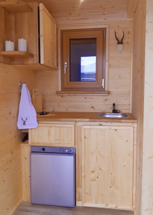 Die Küche ist mit Regalen und Schubläden ausgeführt um für extra viel Stauraum zu sorgen.