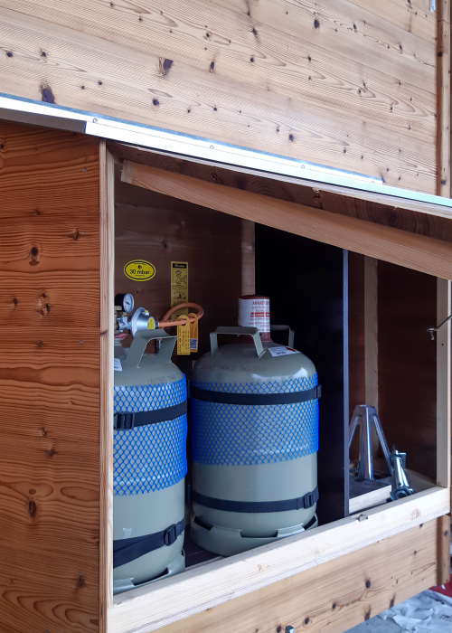 Vorgelagerter Gaskasten für zwei 11kg Flaschen und Stauraum.